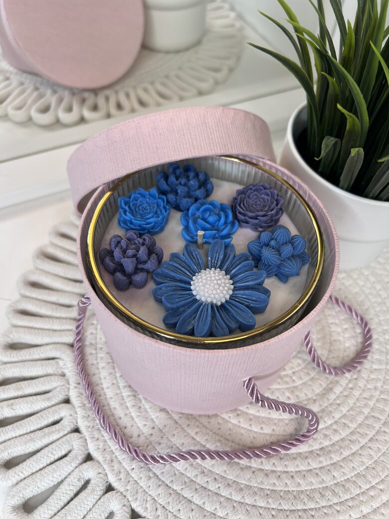 Zilo ziedu sapnis stikla traukā uz kājiņas