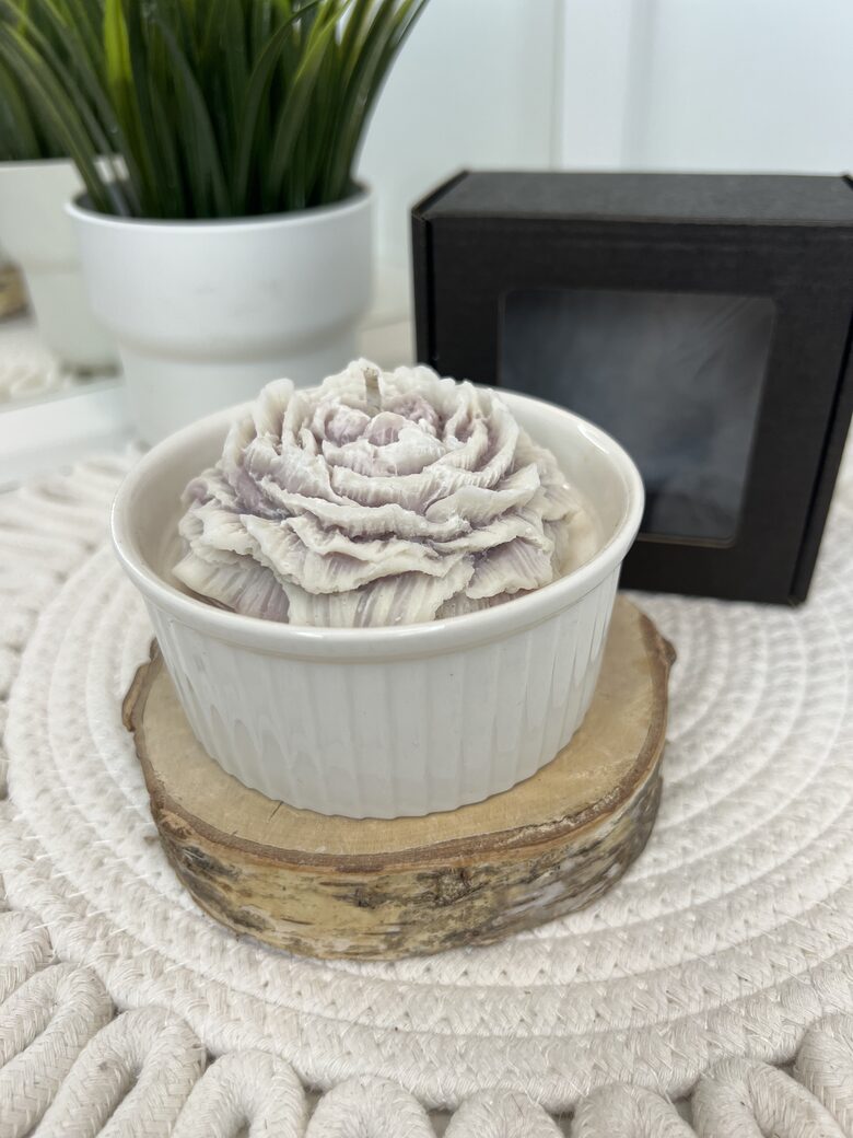 Brūnā peonija keramikas traukā