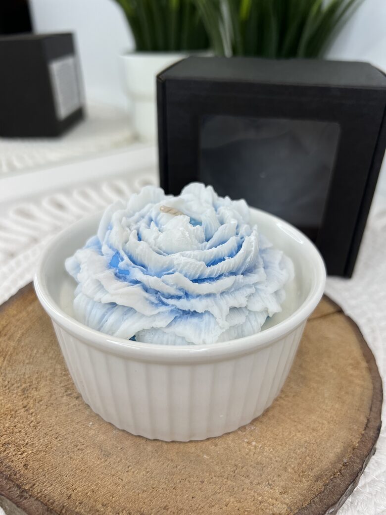 Zilā peonija keramikas traukā