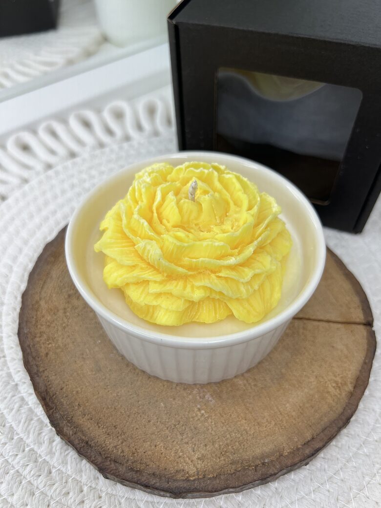 Dzeltenā peonija keramikas traukā