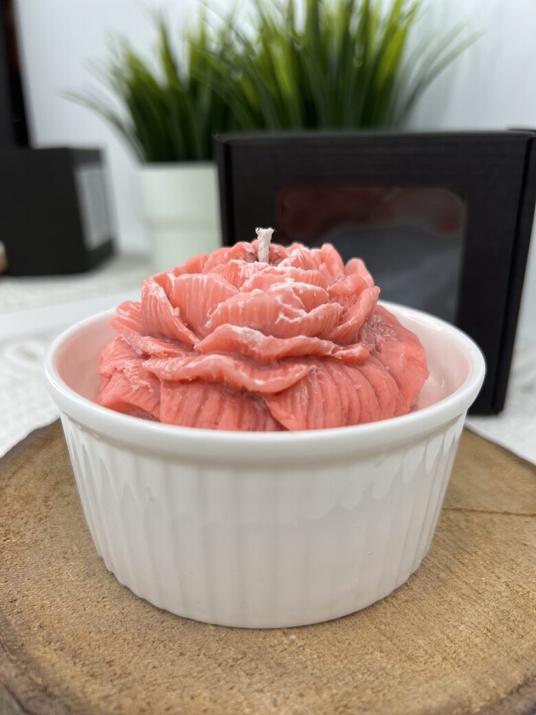 Sārtā peonija keramikas traukā