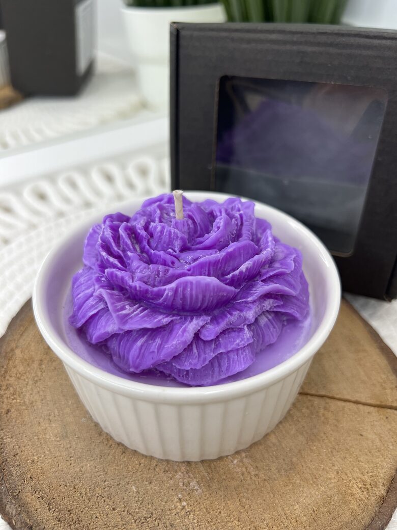 Violetā peonija keramikas traukā