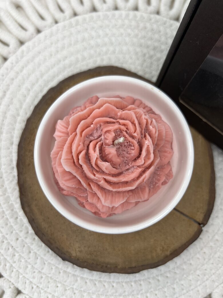 Rozā peonija keramikas traukā