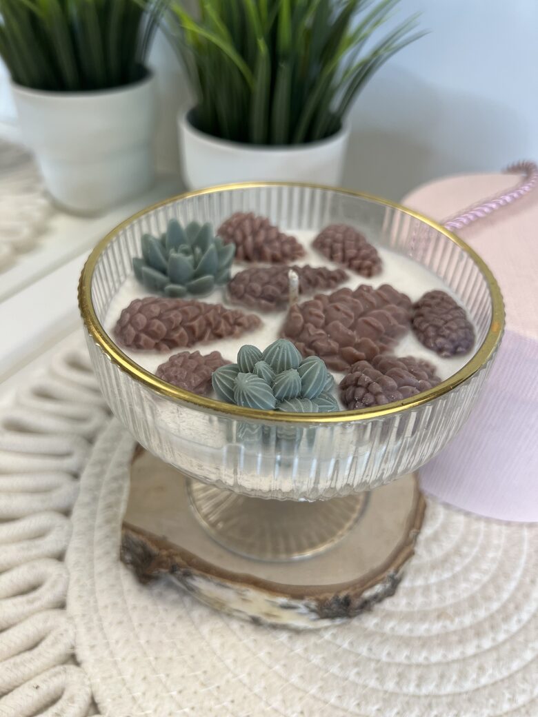 Dizaina svece stikla traukā ar čiekura elementiem