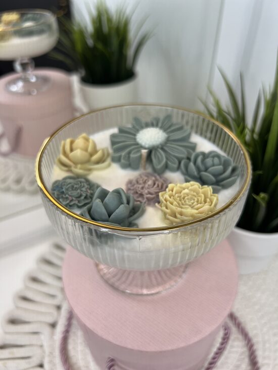 Zaļganpelēku ziedu sapnis stikla traukā uz kājiņas