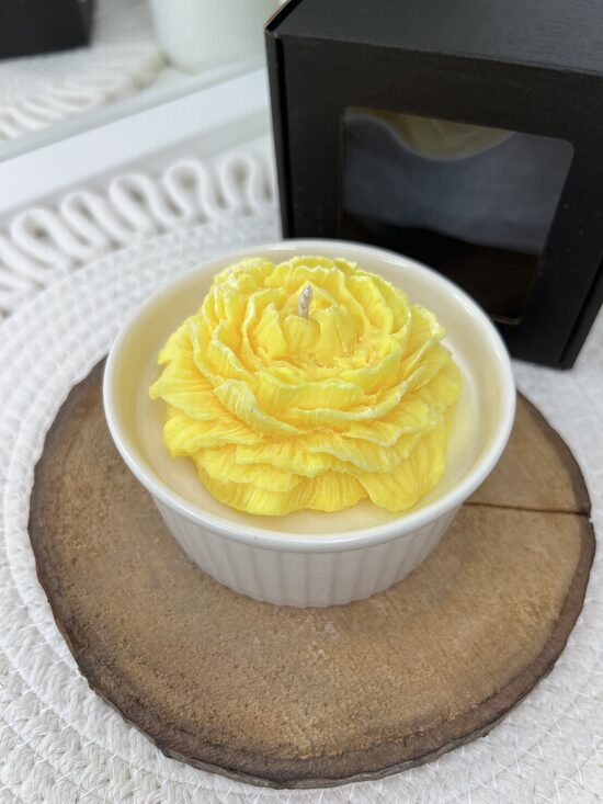 Dzeltenā peonija keramikas traukā