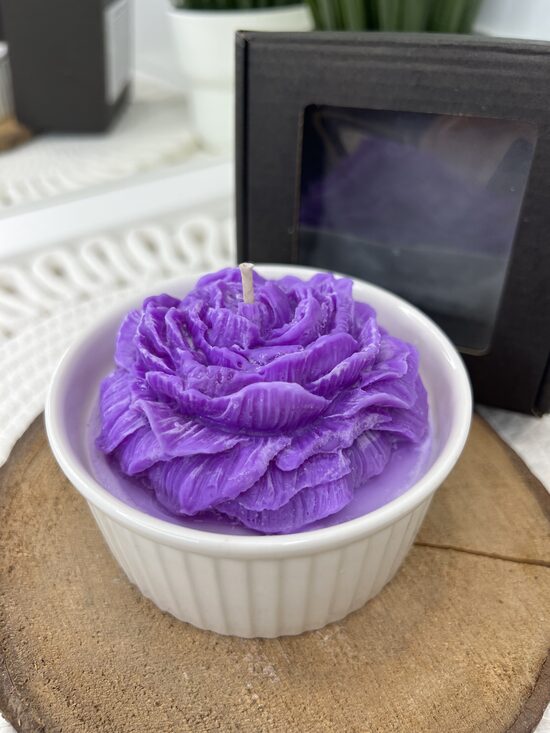 Violetā peonija keramikas traukā