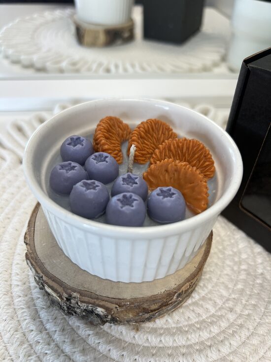 Augļu svece keramikas traukā