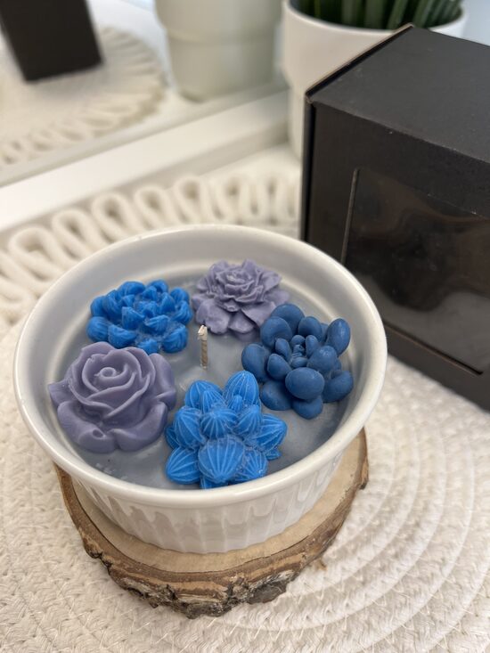 Zilganu augu svece keramikas traukā