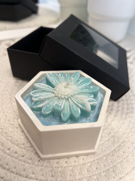 Mint krāsas margrietiņa akrila traukā